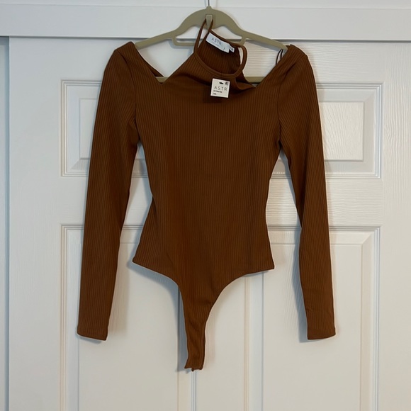 ASTR Brown long sleeve stretch ribbed body suit!π - Picture 1 of 4